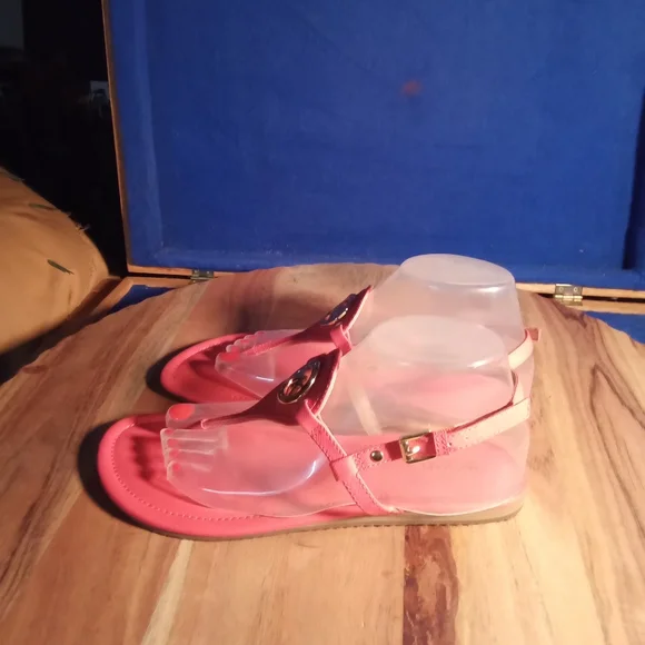 Michael Kors Pink leather with Gold Tone MK Logo Thong Sandals Sz. 9M-US, 39 EU - Picture 4 of 8